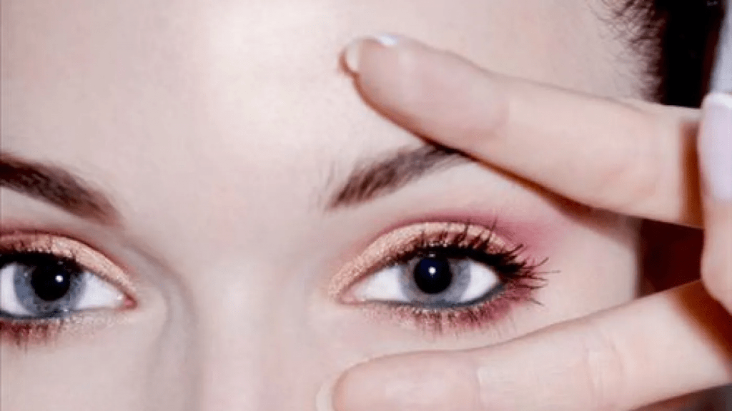 كيفية التخلص من الهالات السوداء تحت العين نهائيًا بـ 4 وصفات طبيعية
