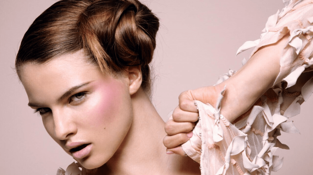 4 استعمالات لحمرة الخدود لإطلالة جريئة وعصرية