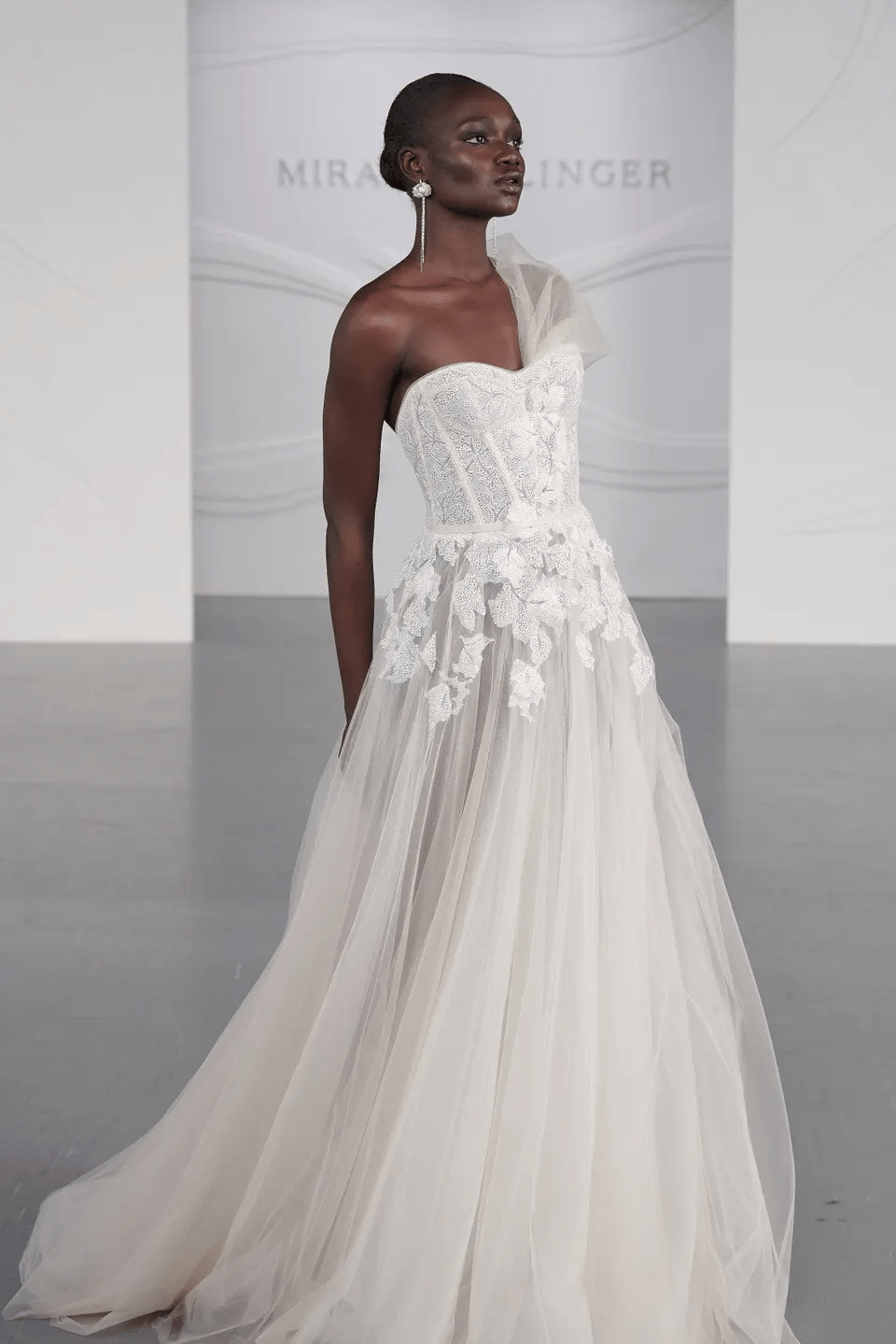 فساتين زفاف بكتف واحد 