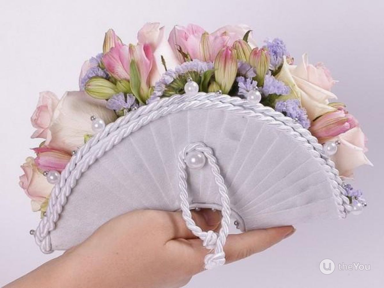 مروحة الزفاف للعروس أكسسوار بديل لبوكيه الزهور في الأجواء الساخنة