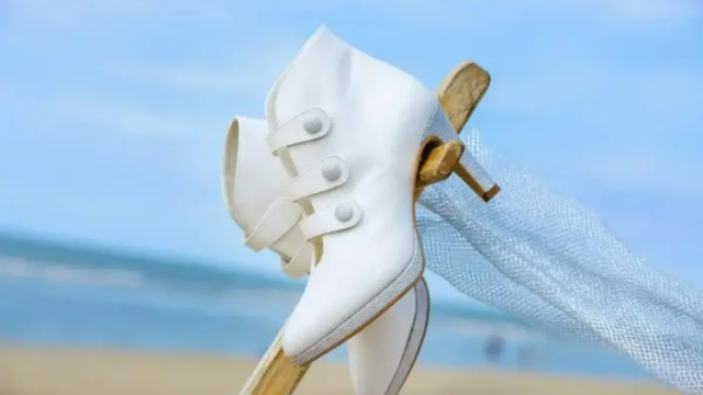 تصاميم أحذية زفاف بيضاء تصل إلى الكاحل