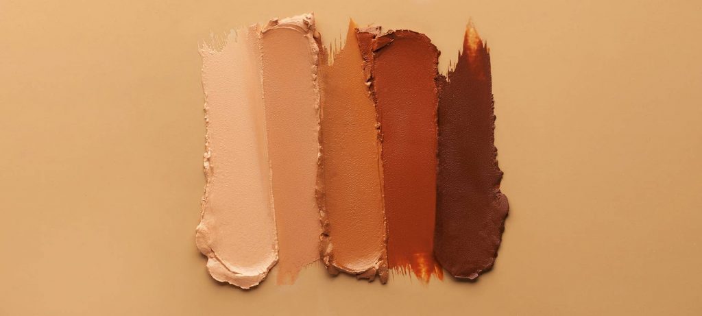 أفضل كريم أساس غني بحمض الهيالورونيك لبشرة متألقة ورطبة