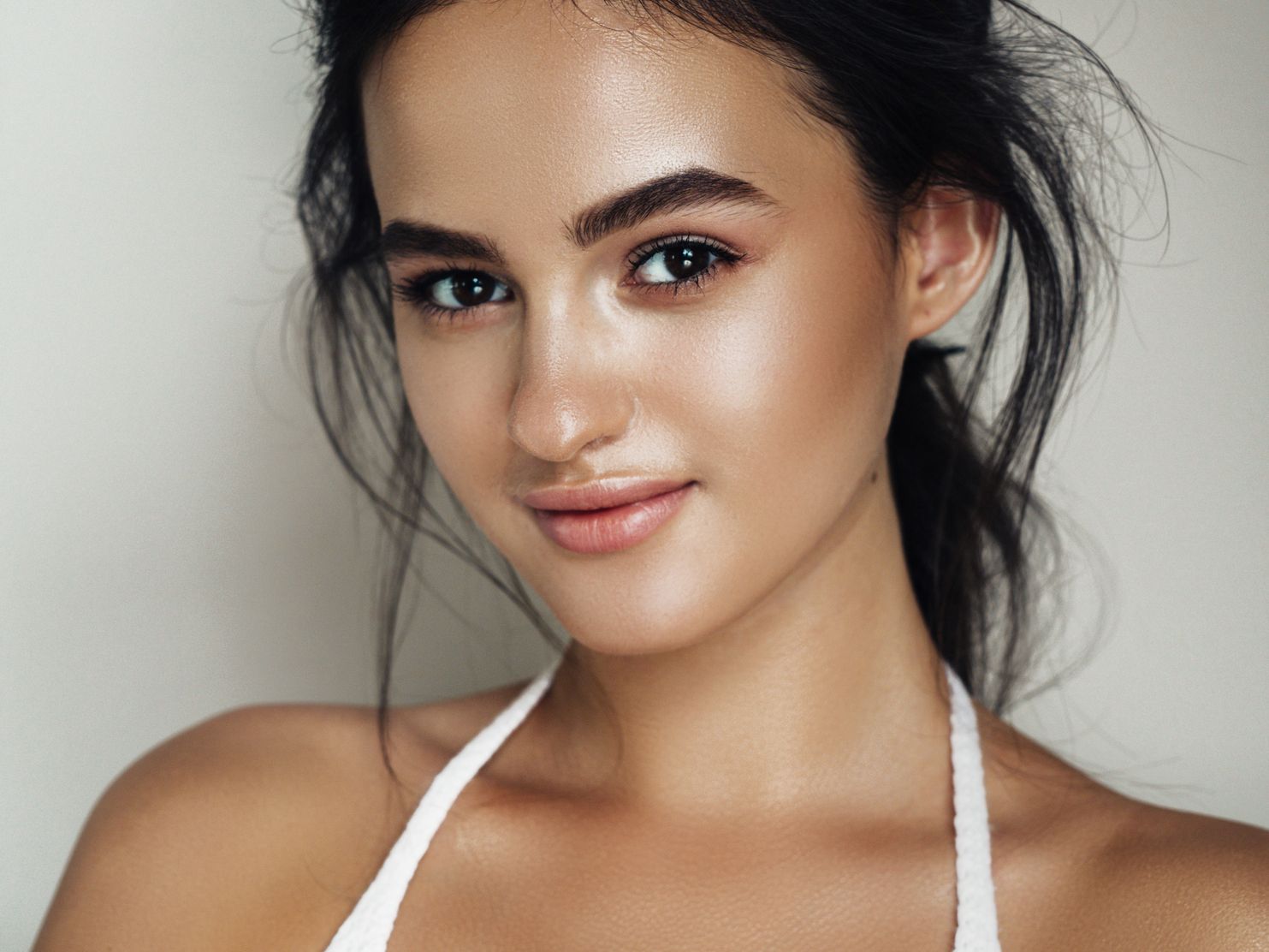 أفضل كريمات الأساس لمظهر بشرة طبيعي وجميل