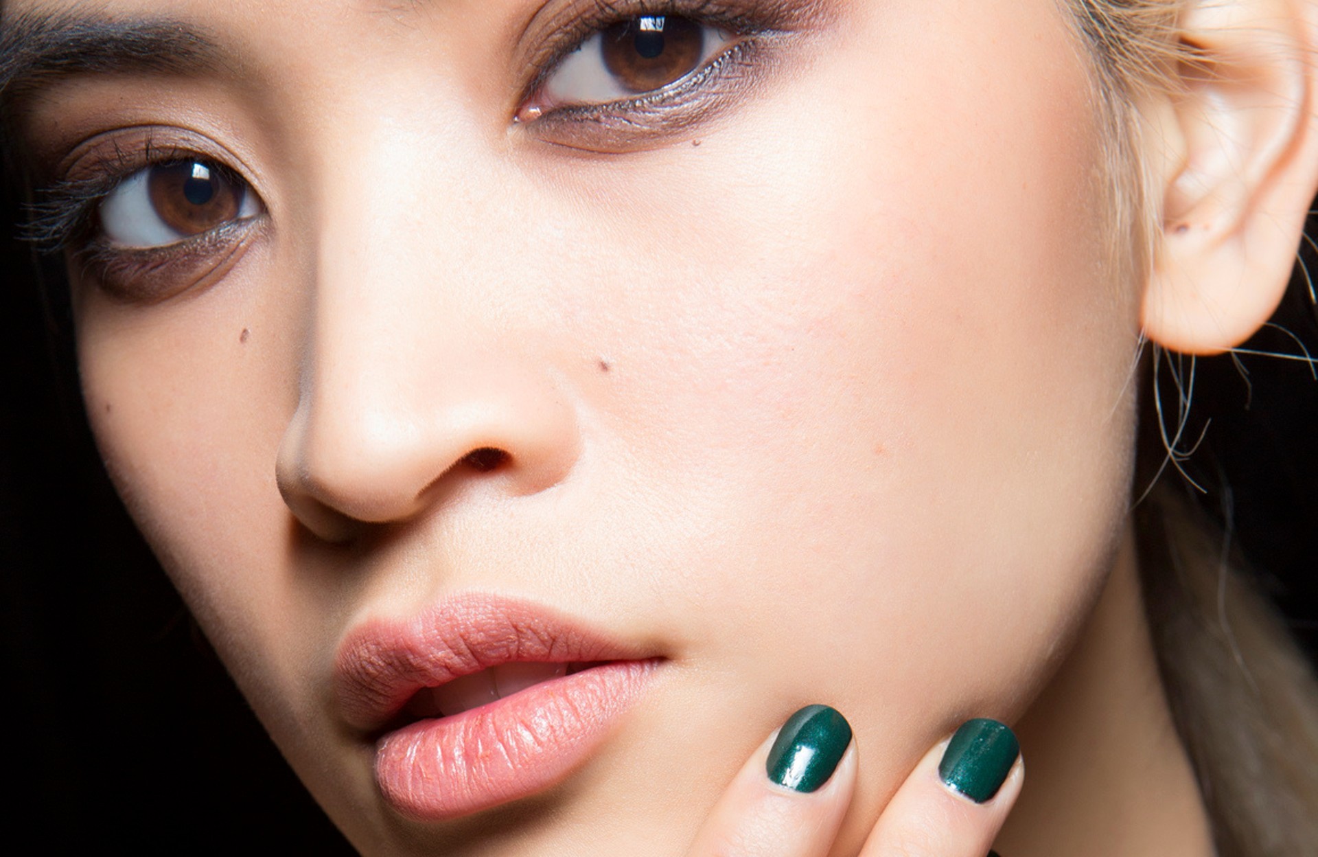 صيحة ألوان طلاء الأظافر التي عليك اعتمادها هذا الخريف