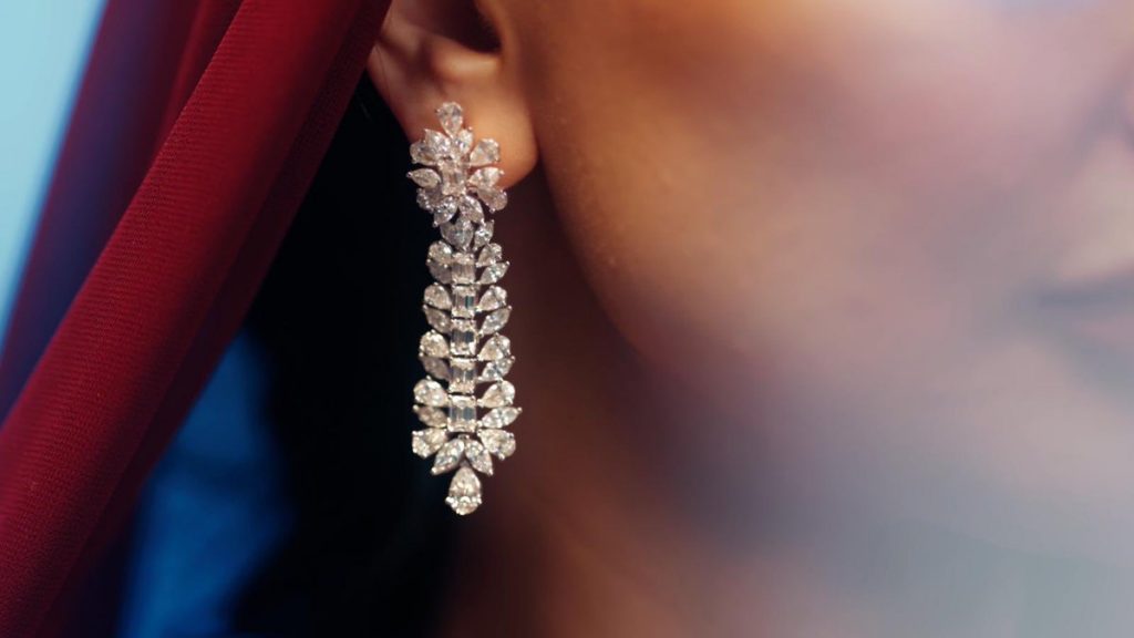 أقراط مرصعة بالألماس لإطلالة فاخرة في حفل زفافك بالصور