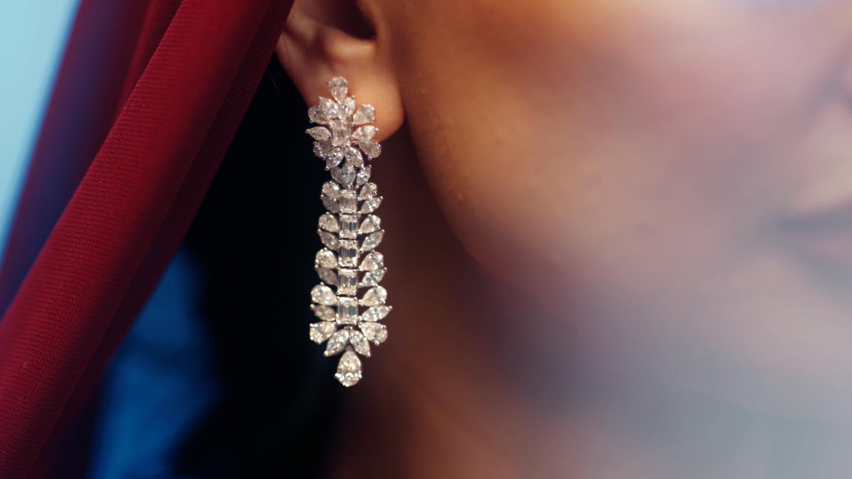 أقراط مرصعة بالألماس لإطلالة فاخرة في حفل زفافك بالصور