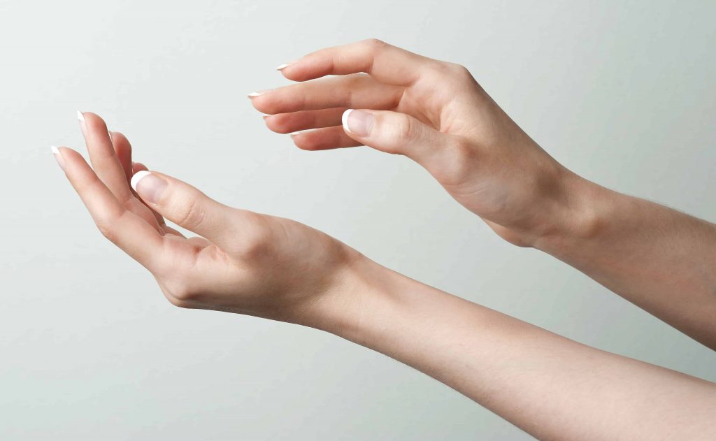 3 وصفات لتنعيم اليدين في أسبوع.. لا تفوتيها