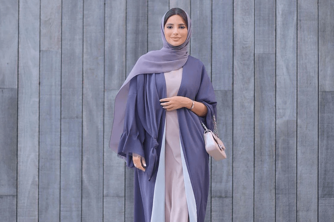 تنسيق العباية المفتوحة مع الجينز من وحي مدونات الموضة