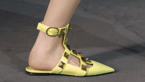 موضة الأحذية المسطحة تعود لعالم الموضة في خريف 2022