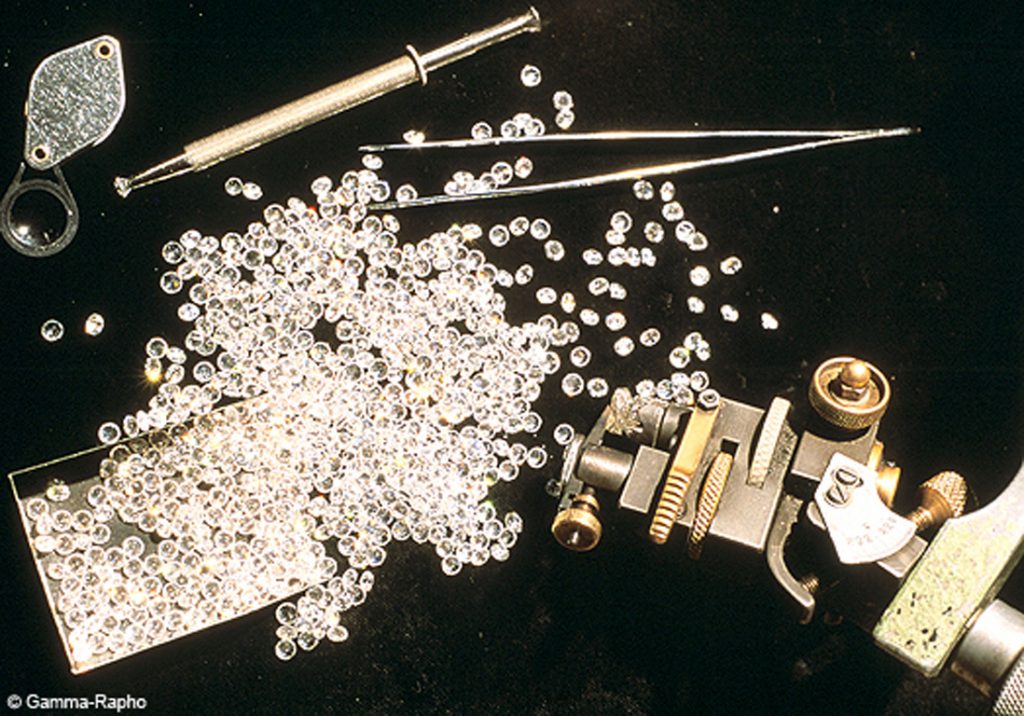 برادا تنفتح على عالم المجوهرات من خلال الذهب المعاد تويره