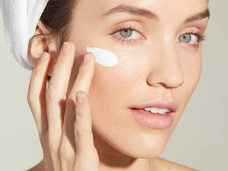 إليك المرطب المناسب لنوع بشرتك