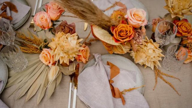 طرق تنسيق طاولات المعازيم في حفلات الزفاف
