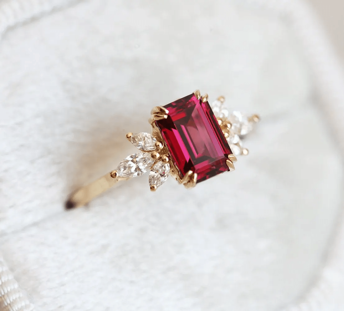 تصاميم راقية لخواتم الخطوبة المزينة بالأحجار الكريمة