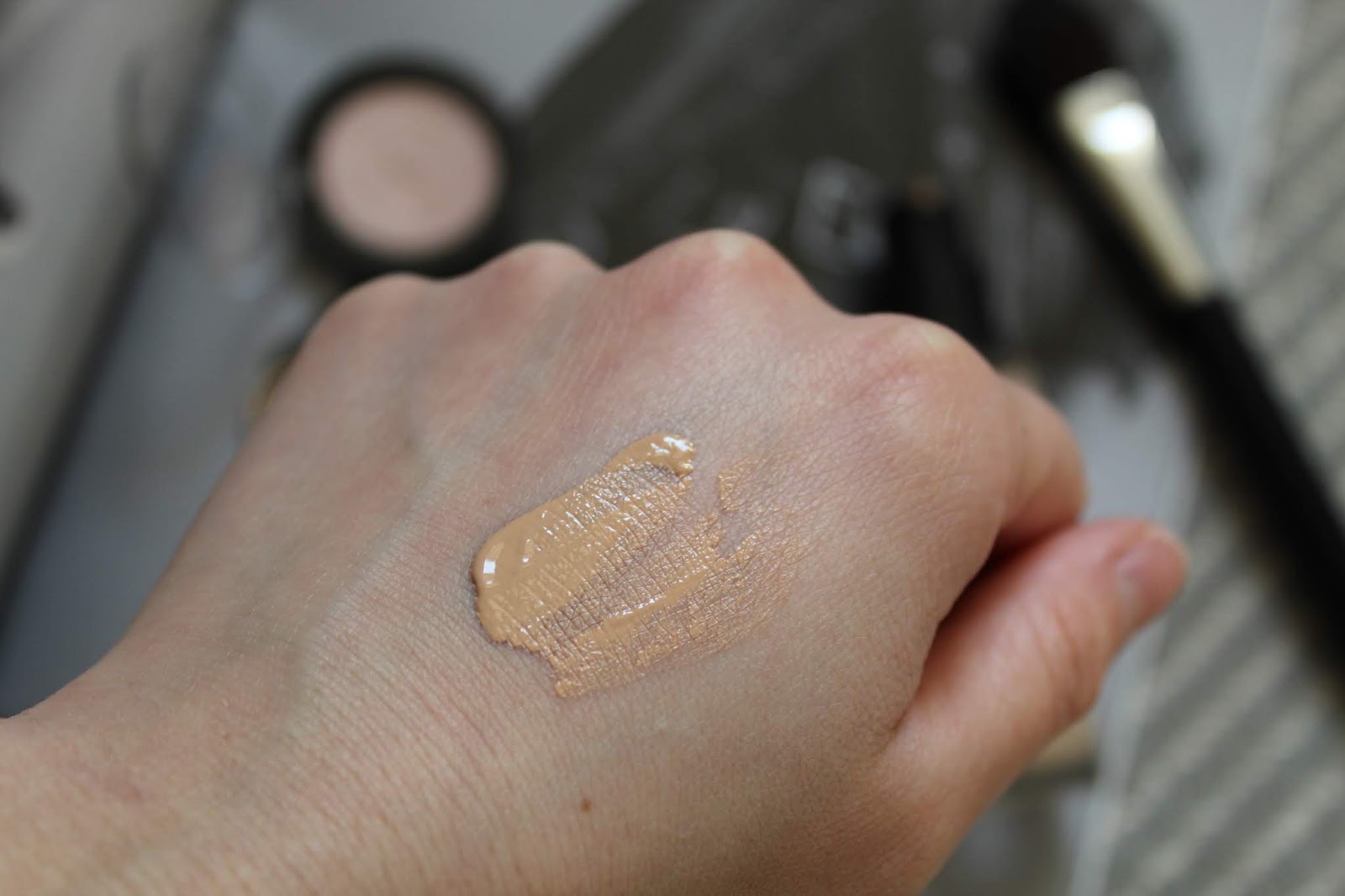 5 حيل لإصلاح كريم الأساس باللون الفاتح!