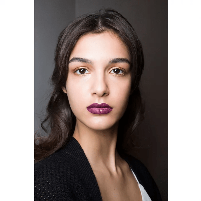 مكياج أنيق باللون البنفسجي 