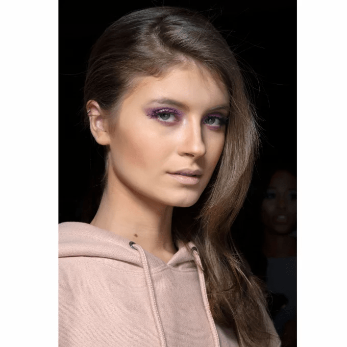 مكياج أنيق باللون البنفسجي 