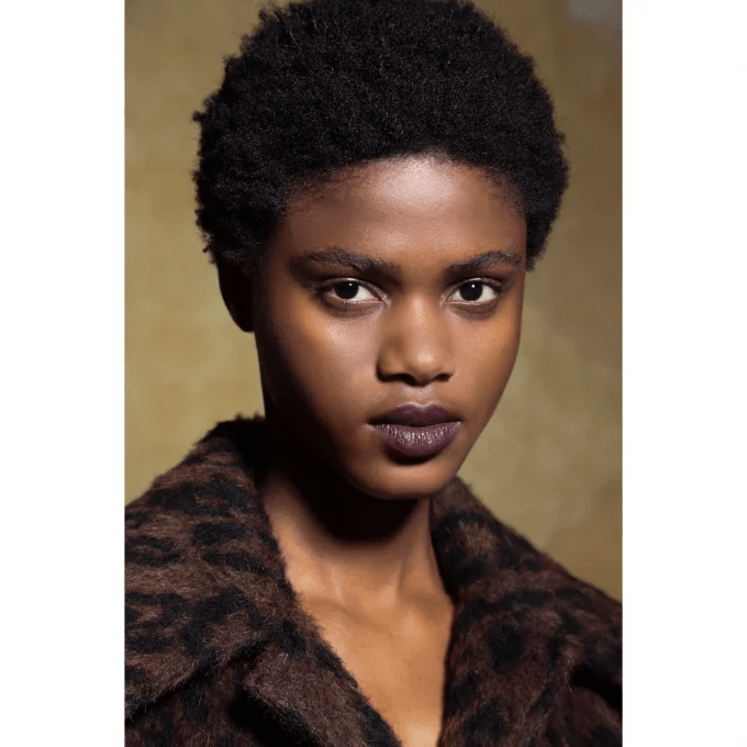 مكياج أنيق باللون البنفسجي 