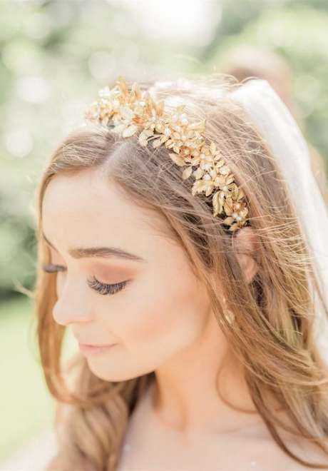 أكسسوارات شعر باللون الذهبي