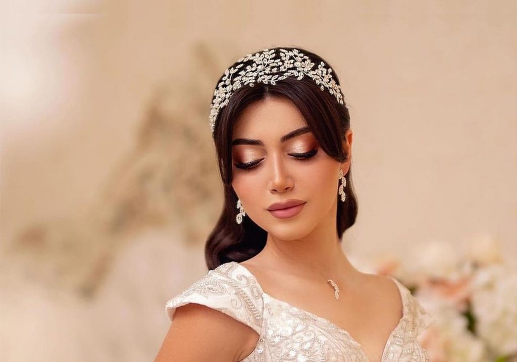 أكسسوارات شعر باللون الذهبي لإطلالة ساحرة يوم الزفاف