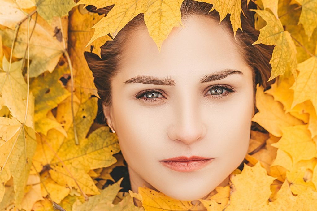 خطوات للعناية بالبشرة في فصل الخريف