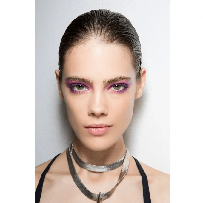 مكياج أنيق باللون البنفسجي 