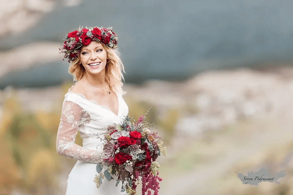 تاج الزهور هو الأكسسوار المثالي لإطلالة عروس ساحرة