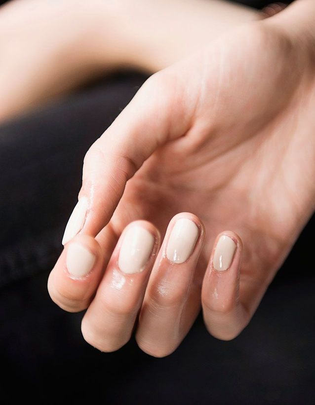 ألوان طلاء أظافر ناعمة عليك تجربتها في حفل زفافك بالصور