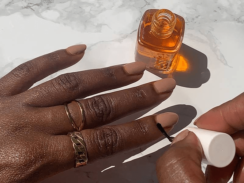 كيفية علاج الأظافر بعد تطبيق الأكريليك