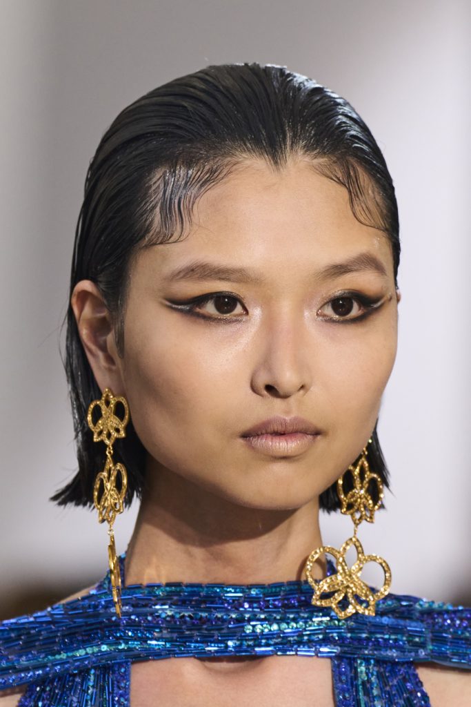 صيحة الخصلات المبعثرة من وحي عروض الموضة!