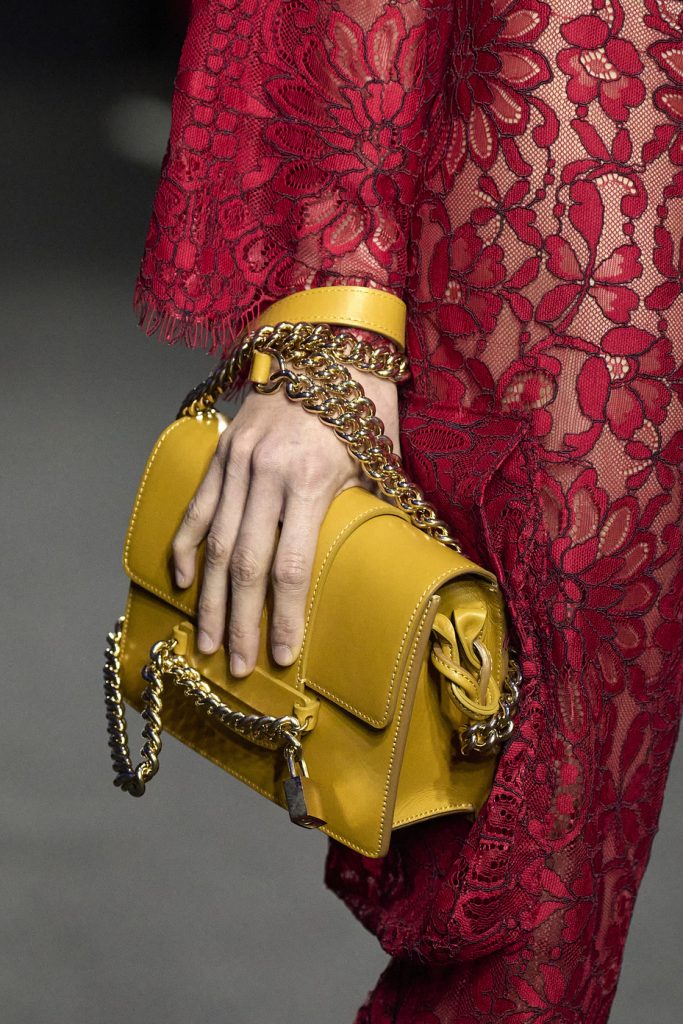 موديلات حقائب يد عصرية باللون الأصفر لخريف 2022