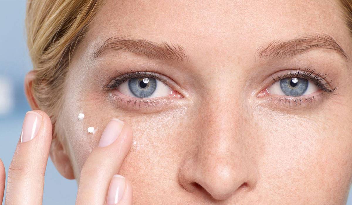 ترطيب محيط العينين