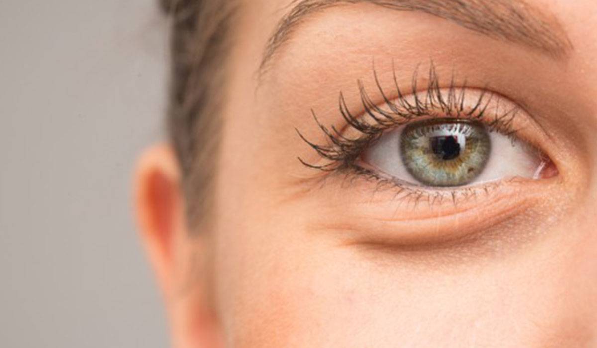 ترطيب محيط العينين بـ4 طرق طبيعية