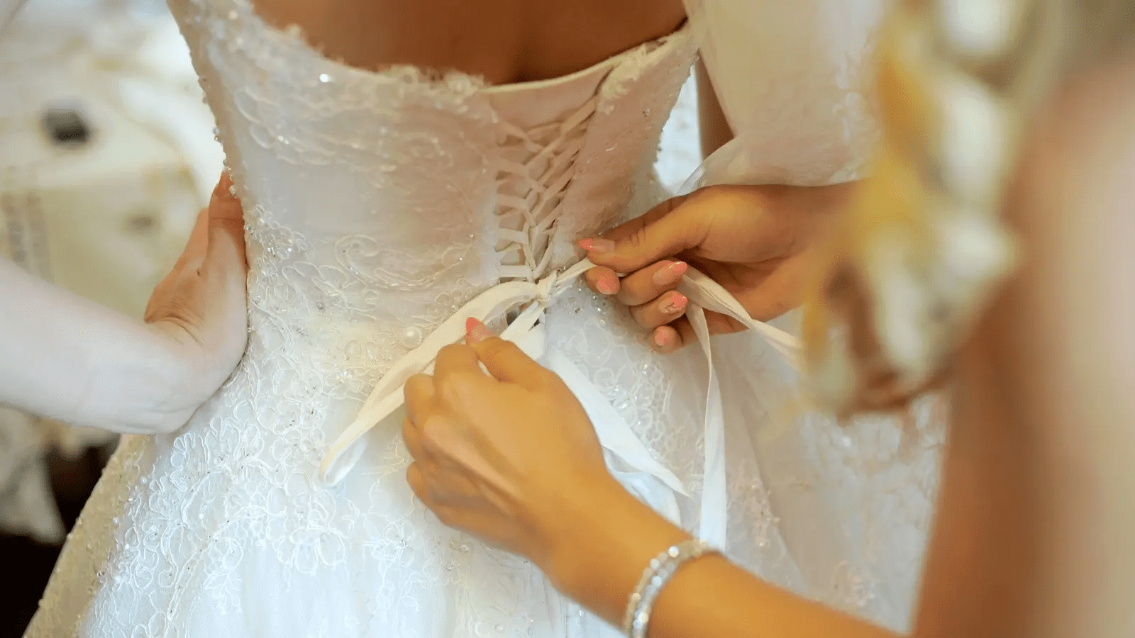 فساتين زفاف بسيطة لمحبات الإطلالات الناعمة