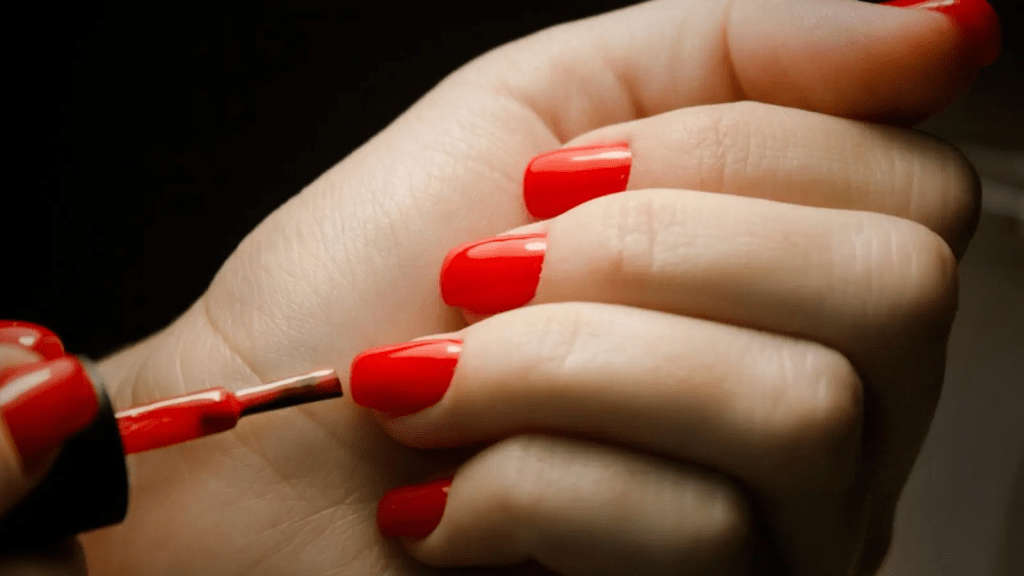 خطوات تطبيق طلاء الأظافر في المنزل