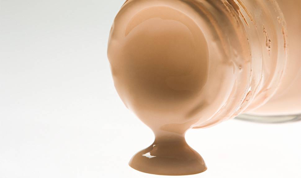 تغطية كريم أساس خالية من العيوب وفقا لخبراء التجميل