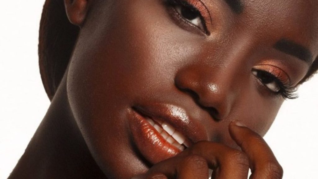 المكياج المناسب الذي عليك اختياره حسب تدرجات ألوان ملابسك