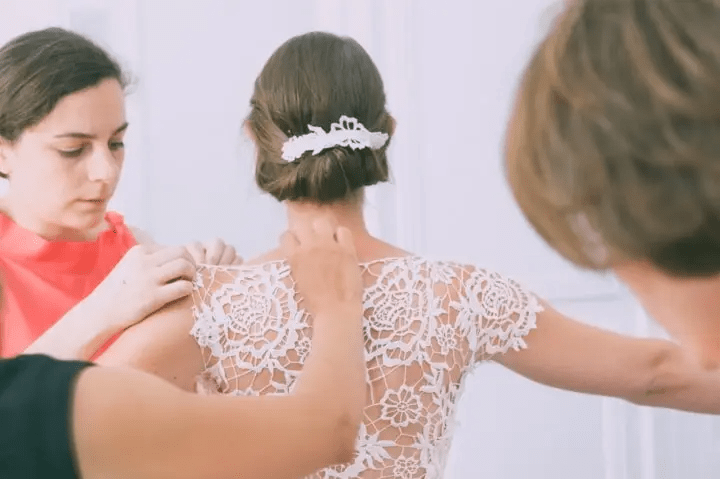 تسريحة الكعكة المنخفضة بطرق مختلفة للتمتع بإطلالة عروس ساحرة