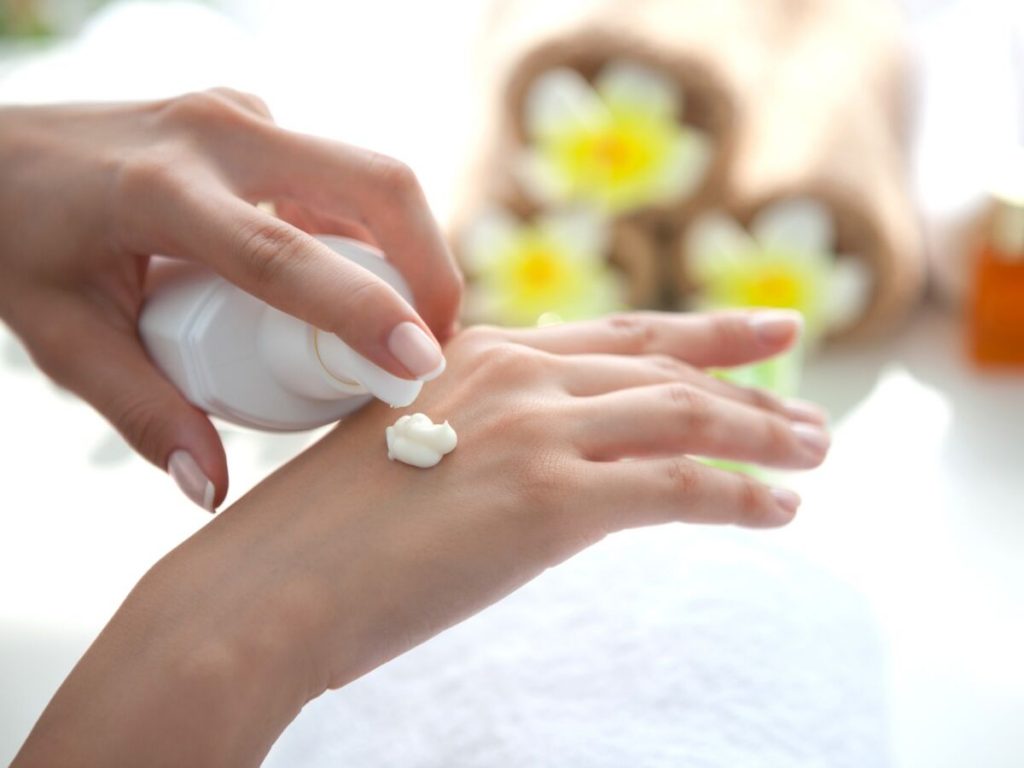 تفتيح بشرة اليدين بـ3 خلطات منزلية بسيطة