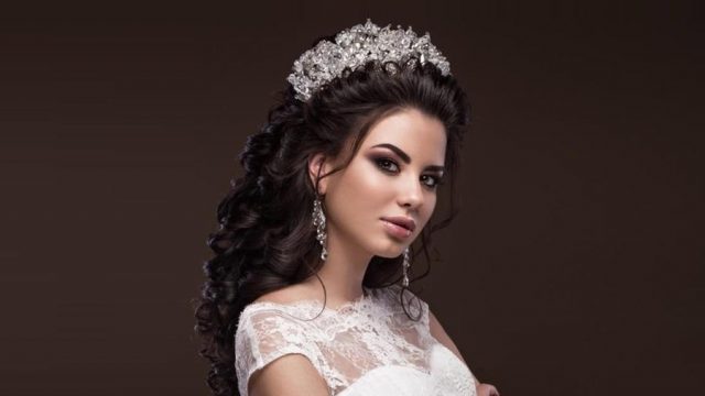 تسريحات شعر مبهرة مع التاج من وحي الانستغرام لعروس 2023