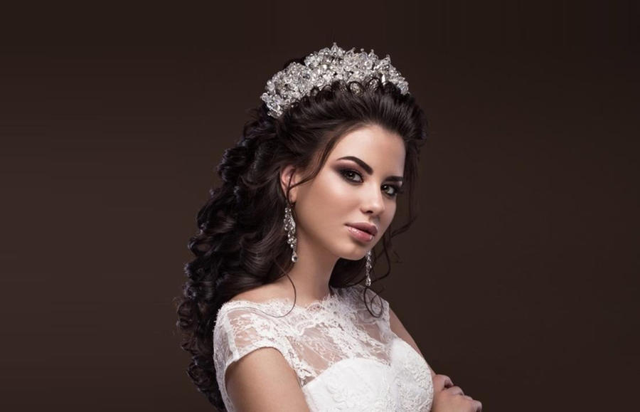 تسريحات شعر مبهرة مع التاج من وحي الانستغرام لعروس 2023