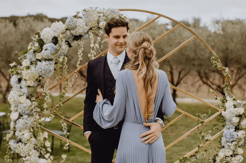 تصاميم فساتين خطوبة 2023 جميلة وتمنحك إطلالة ملفتة للأنظار