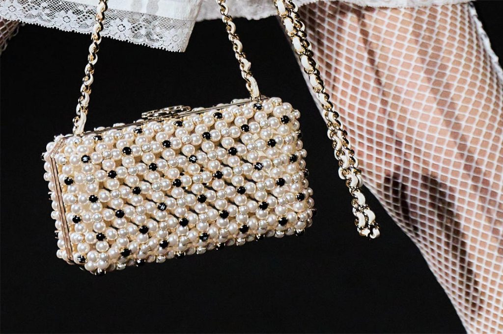 حقائب يد مزينة باللؤلؤ لإطلالة فخمة للعروس