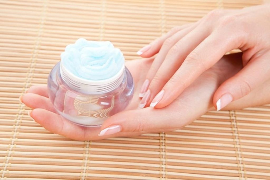 3 وصفات منزلية تضمن لك بشرة يدين ناعمة