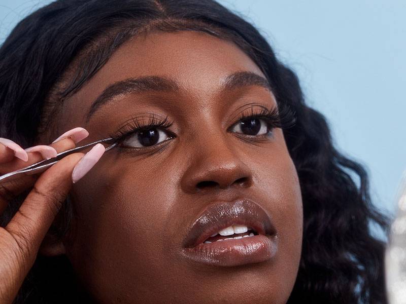 تعلمي تركيب الرموش المستعارة في خطوات سهلة!