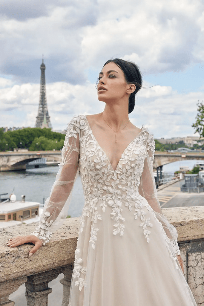 فساتين زفاف مزينة بزهور ثلاثية الأبعاد بالصور