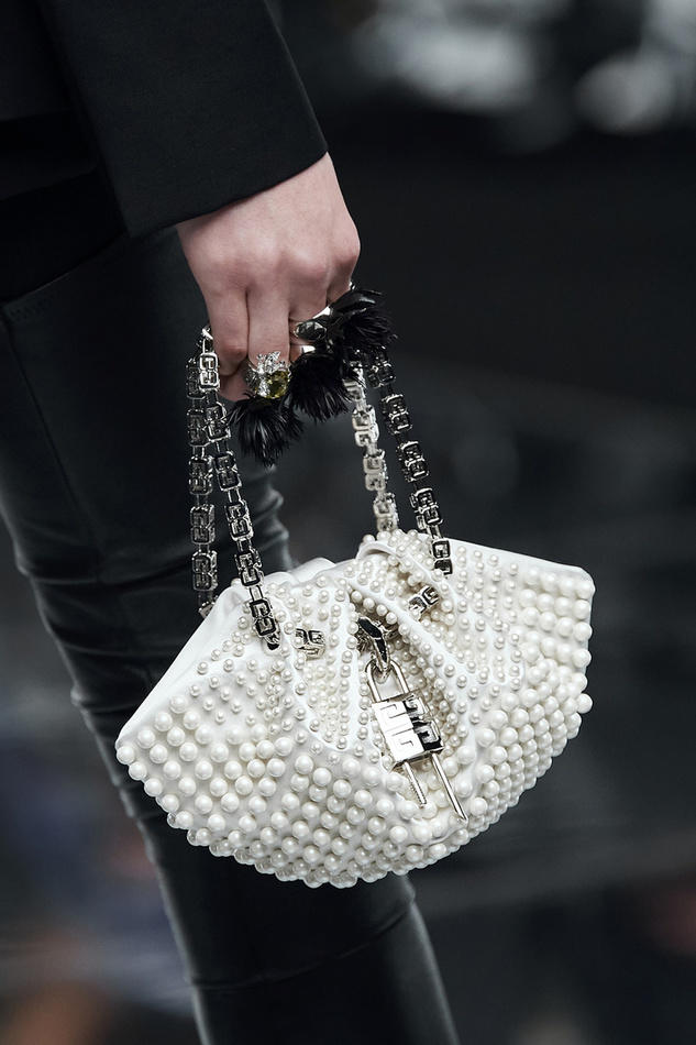 حقائب يد مزينة باللؤلؤ