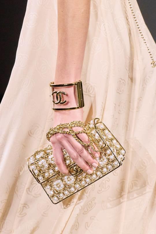 حقائب يد مزينة باللؤلؤ