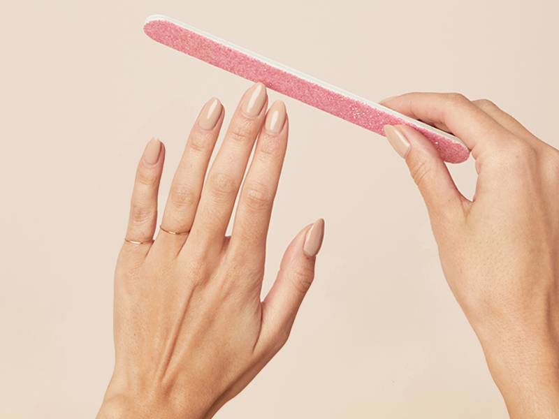 لون طلاء الأظافر النيود الذي يناسب لون بشرتك