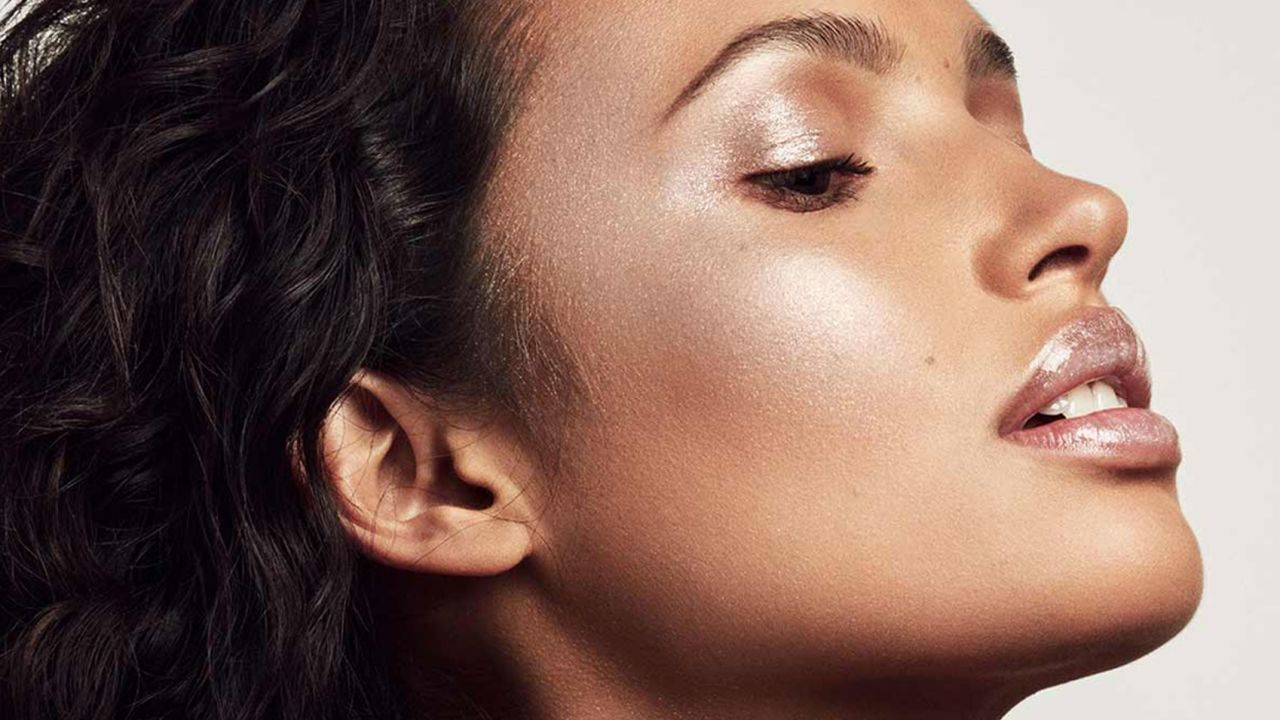 أبرز خطوات تطبيق المكياج قبل الذهاب إلى الشاطئ أو في السهرات الصيفية الصاخبة