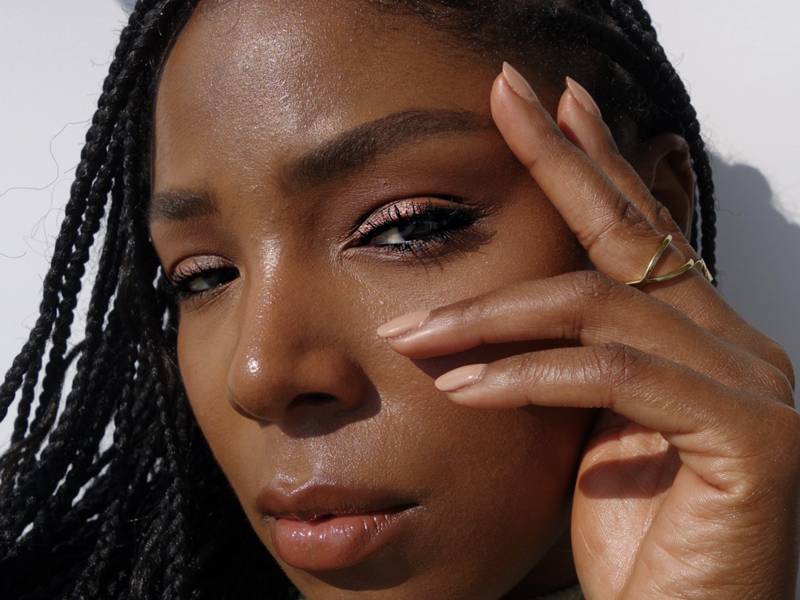 طلاء أظافر نيود يبدو مذهلاً على درجات لون البشرة الداكنة